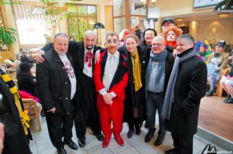 В День смеха одесские клоуны организовали концерт для детей-сирот и раненых бойцов Военного госпиталя