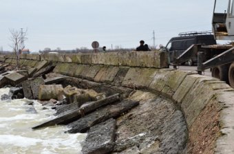 В Одессе остановлено размытие дамбы Хаджибейского лимана (фото)