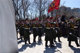 Пётр Порошенко возложил цветы к памятнику Неизвестному матросу в Одессе