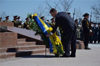 Пётр Порошенко возложил цветы к памятнику Неизвестному матросу в Одессе