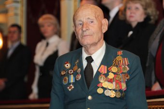Президент Украины вручил награды ветеранам-освободителям Одессы (фото)