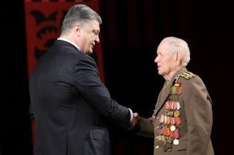 Президент Украины вручил награды ветеранам-освободителям Одессы (фото)