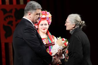 Президент Украины вручил награды ветеранам-освободителям Одессы (фото)