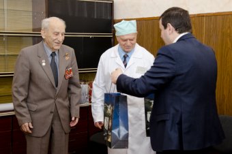 "Доверяй делам": Ветераны-врачи принимают поздравления