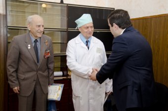 "Доверяй делам": Ветераны-врачи принимают поздравления