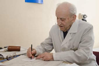 "Доверяй делам": Ветераны-врачи принимают поздравления