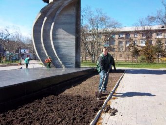150 кустов сирийcкой мальвы высажены в Одессе на прошлой неделе (фото)