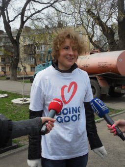 В Прохоровском сквере волонтёры высадили деревья и привели в порядок памятник жертвам Холокоста