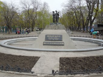 В Прохоровском сквере волонтёры высадили деревья и привели в порядок памятник жертвам Холокоста