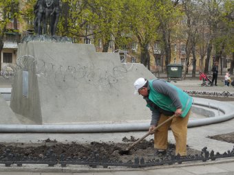 В Прохоровском сквере волонтёры высадили деревья и привели в порядок памятник жертвам Холокоста
