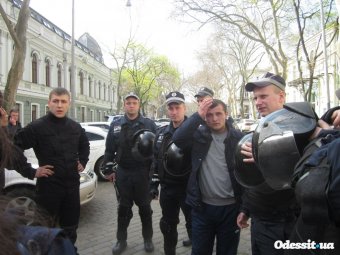 Милиция устанавливает намерения граждан, несанкционно собравшихся в центре Одессы