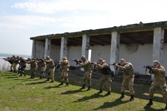 Одесские пограничники учатся вести бой на открытой местности и в городе (фото)