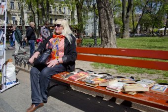 В Городском саду обмениваются книгами и розами (фото)