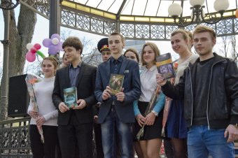 В Городском саду обмениваются книгами и розами (фото)