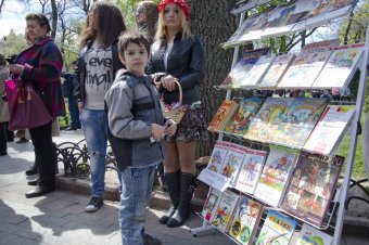 В Городском саду обмениваются книгами и розами (фото)