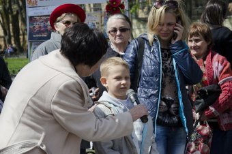 В Городском саду обмениваются книгами и розами (фото)