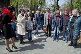 В Городском саду обмениваются книгами и розами (фото)