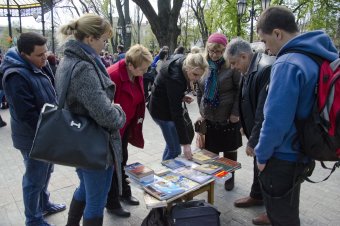 В Городском саду обмениваются книгами и розами (фото)