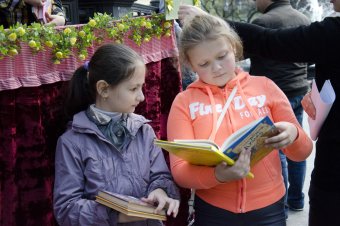 В Городском саду обмениваются книгами и розами (фото)