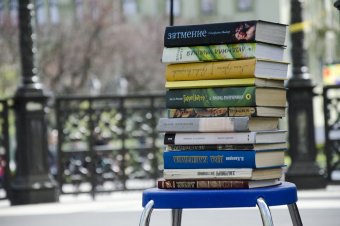 В Городском саду обмениваются книгами и розами (фото)