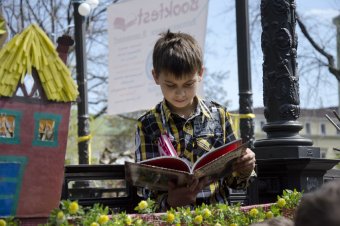 В Городском саду обмениваются книгами и розами (фото)