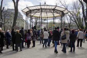В Городском саду обмениваются книгами и розами (фото)