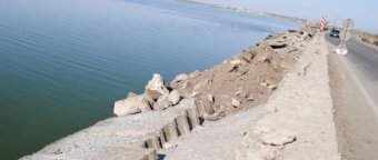 Апрельская непогода разрушила дамбу Хаджибеевского лимана: вода может хлынуть на одесскую Объездную