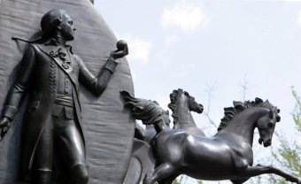 Памятник Апельсину трещит. Помогают вандалы (фото)