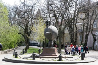 Памятник Апельсину трещит. Помогают вандалы (фото)
