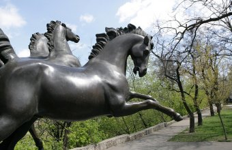 Памятник Апельсину трещит. Помогают вандалы (фото)