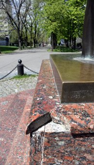Памятник Апельсину трещит. Помогают вандалы (фото)