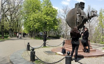 Памятник Апельсину трещит. Помогают вандалы (фото)