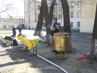 Школьники Молдаванки вышли на городской субботник (фото)