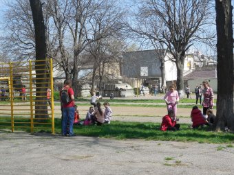 Школьники Молдаванки вышли на городской субботник (фото)
