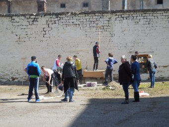 Школьники Молдаванки вышли на городской субботник (фото)