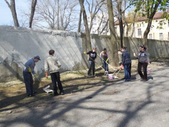 Школьники Молдаванки вышли на городской субботник (фото)