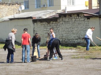 Школьники Молдаванки вышли на городской субботник (фото)