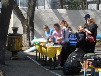 Школьники Молдаванки вышли на городской субботник (фото)