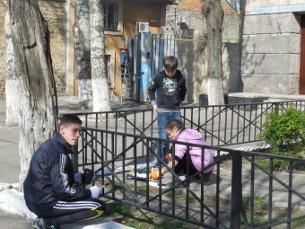 Школьники Молдаванки вышли на городской субботник (фото)