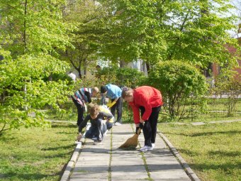 Школьники Молдаванки вышли на городской субботник (фото)