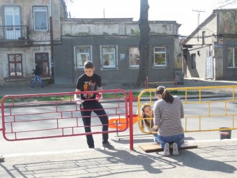 Школьники Молдаванки вышли на городской субботник (фото)