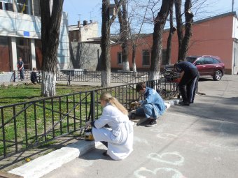 Школьники Молдаванки вышли на городской субботник (фото)