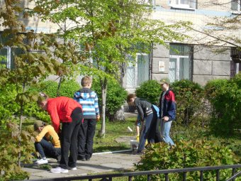 Школьники Молдаванки вышли на городской субботник (фото)