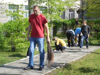 Школьники Молдаванки вышли на городской субботник (фото)