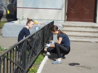 Школьники Молдаванки вышли на городской субботник (фото)