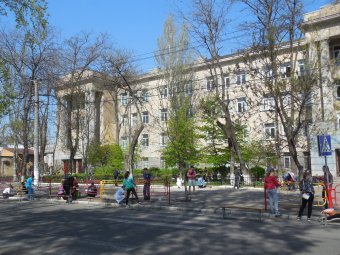 Школьники Молдаванки вышли на городской субботник (фото)