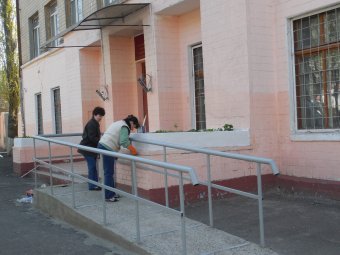 Школьники Молдаванки вышли на городской субботник (фото)