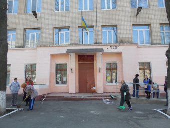 Школьники Молдаванки вышли на городской субботник (фото)