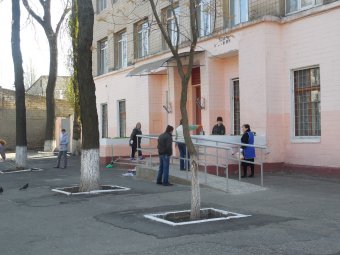 Школьники Молдаванки вышли на городской субботник (фото)