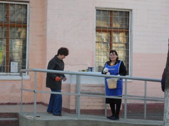 Школьники Молдаванки вышли на городской субботник (фото)